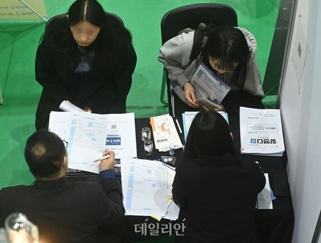 8일 경기도 용인시 단국대학교 죽전캠퍼스에서 열린 하반기 일자리 박람회 청년 잡페어(JOB FAIR)를 찾은 방문객들이 채용상담을 하고 있다. ⓒ뉴시