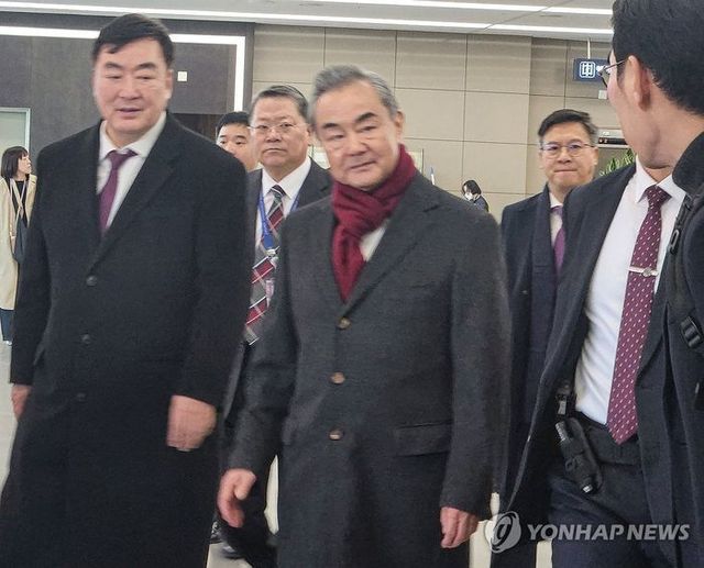 왕이 중국 공산당 중앙정치국 위원 겸 외교부장이 25일 오후 김해국제공항에 도착해 취재진의 질문을 받고 있다. 왕 부장은 오는 26일 열리는 한중일 외교장관회의에 참석하기 위해 2년여 만에 방한했다.ⓒ연합뉴스