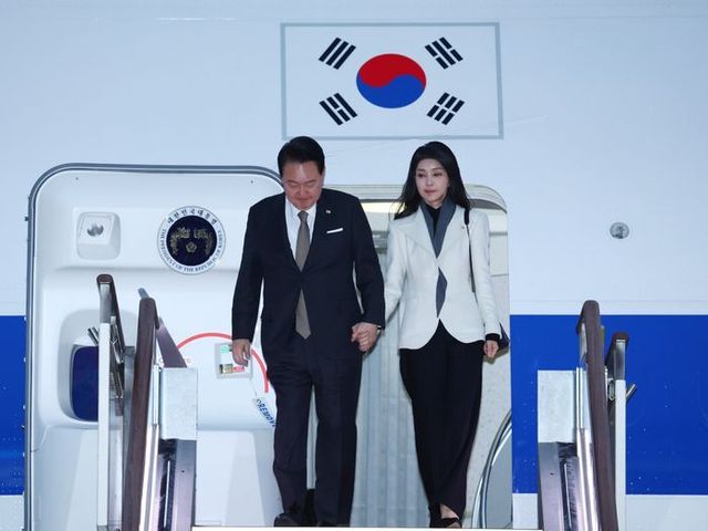 5박 7일간의 영국·프랑스 순방을 마치고 귀국한 윤석열 대통령과 부인 김건희 여사가 26일 경기도 성남 서울공항에 도착해 공군 1호기에서 내리고 있다. ⓒ 뉴시스