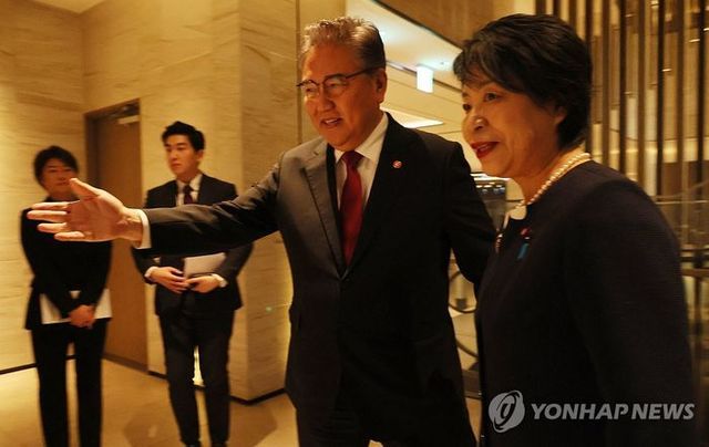 박진 외교부 장관과 가미카와 요코 일본 외무상이 26일 오전 부산 해운대구 시그니엘부산에서 열린 양자회담에 입장하고 있다.ⓒ연합뉴스