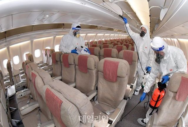 지난 2021년 인천국제공항 아시아나항공 격납고에서 방역요원들이 운항을 앞둔 항공기 내부를 소독하고 있다. ⓒ뉴시스