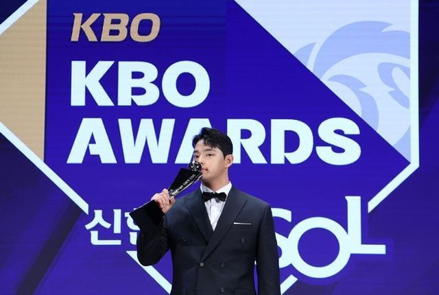 신인왕을 수상한 한화 문동주. ⓒ 뉴시스