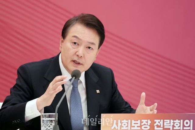 윤석열 대통령이 31일 청와대 영빈관에서 열린 사회보장 전략회의를 주재하고 있다. ⓒ뉴시스