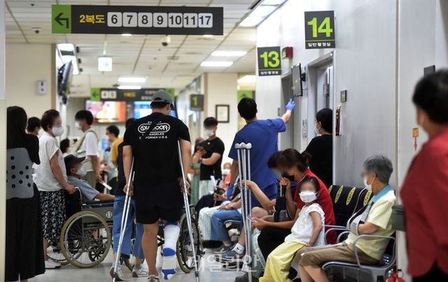 경기도 수원시 아주대학교병원에서 환자들이 진료를 받기 위해 대기하고 있다. ⓒ뉴시스