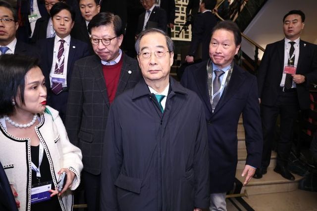 한덕수 국무총리가 28일 오후(현지시간) 프랑스 파리에서 열린 173차 국제박람회기구(BIE) 총회에서 개최지 선정 투표를 마친 뒤 기자회견을 위해 이동하고 있다. ⓒ 연합뉴스