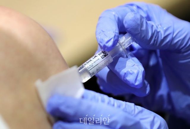 서울 강서구 한국건강관리협회건강증진의원 강서에서 어르신이 독감 무료 접종을 받고 있다. ⓒ뉴시스