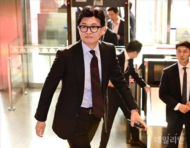 한동훈 법무부 장관이 지난달 31일 국회에서 열리는 윤석열 대통령의 내년도 정부 예산안에 대한 시정연설 참석을 위해 국회본청으로 들어서고 있다. ⓒ데일리안 홍금표 기자