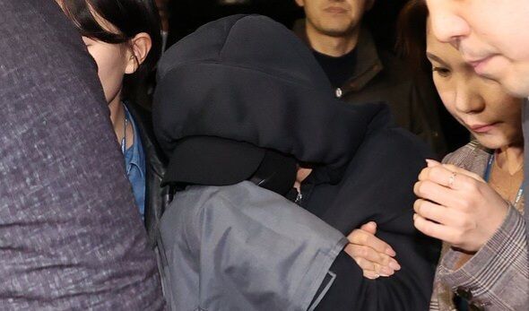 남현희 전 펜싱 국가대표 재혼 상대로 알려진 뒤 사기 의혹을 받는 전청조 씨가 김포에서 체포된 뒤 지난 31일 오후 서울 송파경찰서로 압송되고 있다.ⓒ연합뉴스