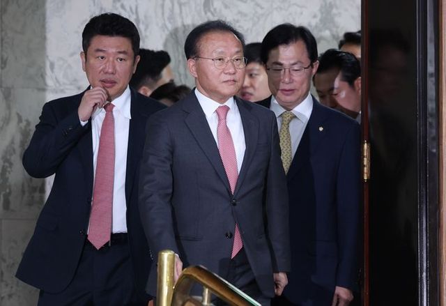 윤재옥 국민의힘 원내대표가 3일 오전 국회에서 열린 원내대책회의에 참석하고 있다. ⓒ뉴시스