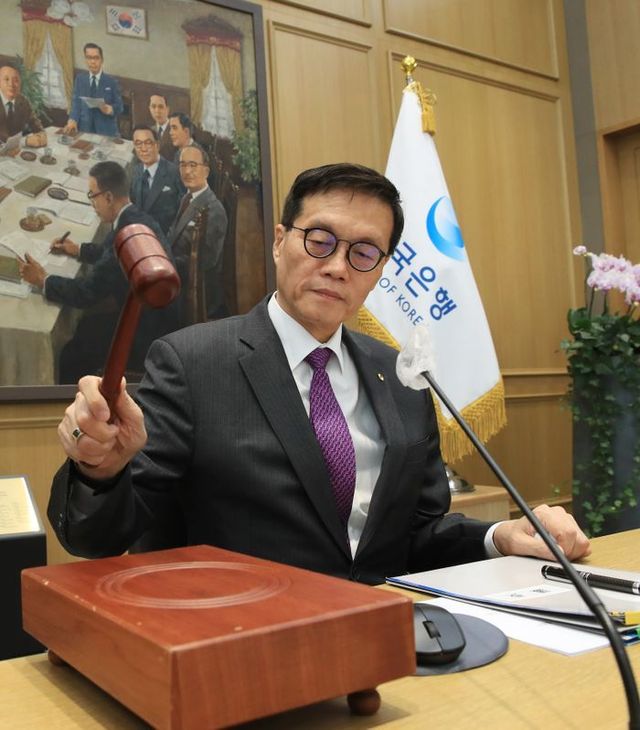 이창용 한국은행 총재가 의사봉을 두드리고 있다.ⓒ한국은행