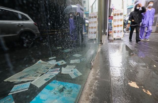 서울 중구 명동거리 내 폐업한 매장에 대출관련 전단지가 붙어 있다.(자료사진) ⓒ뉴시스