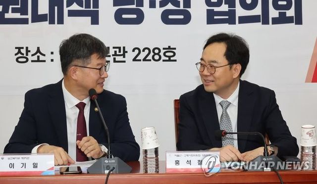 이기일 보건복지부 제1차관과 홍석철 저출산고령사회위원회 상임위원이 7월 13일 오후 서울 여의도 국회에서 열린 난임 다둥이 맞춤형 지원대책 당정 협의회에서 대화하고 있다.ⓒ연합뉴스