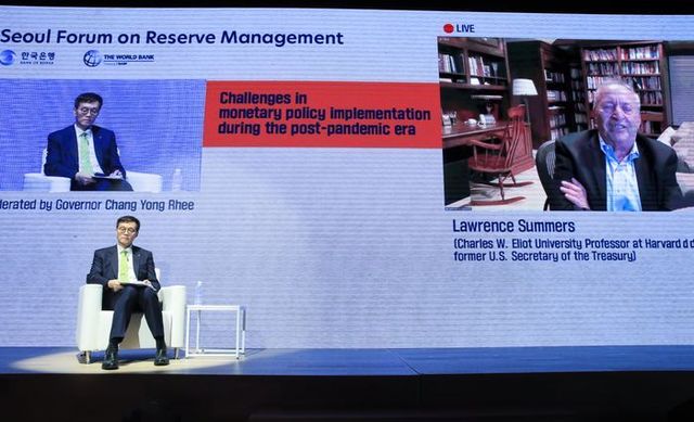 이창용 한은 총재가 6일 한국은행-세계은행(WB) 서울포럼에서 로렌스 서머스 하버드대 교수와 화상 대담을 진행하고 있다. ⓒ한국은행