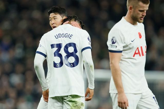 손흥민이 첼시전에서 퇴장 당한 팀 동료 우도지를 위로하고 있다. ⓒ AP=뉴시스