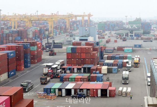 인천 연수구 인천신항 컨테이너 터미널에 컨테이너가 쌓여있다. ⓒ뉴시스