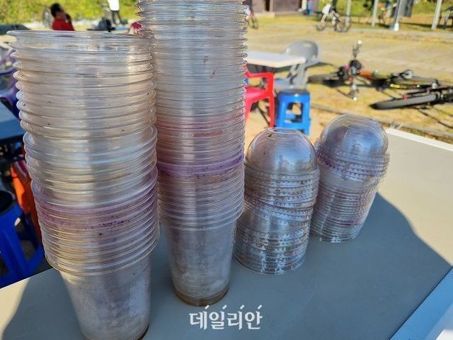 경남 양산시 낙동강변 자전거도로에 소비자들이 버리고 간 일회용 플라스틱 컵이 쌓여 있다. ⓒ데일리안 장정욱 기자