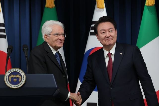 윤석열 대통령과 세르지오 마타렐라 이탈리아 대통령이 8일 서울 용산 대통령실 청사에서 공동 언론 발표를 마친 뒤 악수하고 있다. ⓒ뉴시스