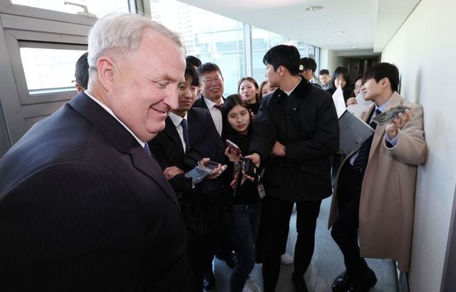인요한 국민의힘 혁신위원장이 기자들의 질문에 답하고 있다. ⓒ뉴시스