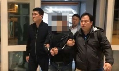 지난 2018년 4월6일 태국에서 불법 도박 사이트를 운영하다 자신이 고용한 한국인을 살해하고 베트남으로 도피한30대 남성이 인천국제공항을 통해 송환되고 있다.ⓒ연합뉴스