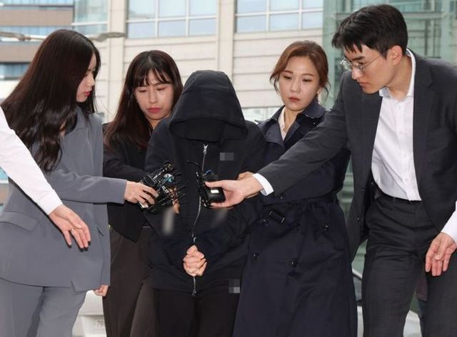 전청조씨가 지난 3일 오후 서울동부지방법원에서 열린 영장실질심사에 출석하기 위해 법정으로 향하고 있다.ⓒ연합뉴스