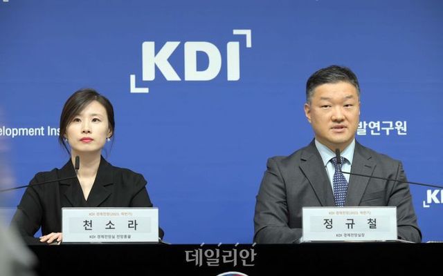 정규철 한국개발연구원(KDI) 경제전망실장(오른쪽)과 천소라 전망총괄(왼쪽)이 9일 정부세종청사에서 ‘2023년 하반기 경제전망’을 발표하고 있다. ⓒKDI