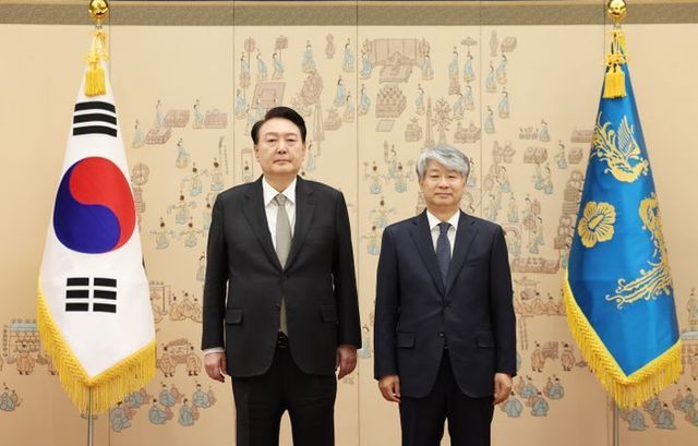 윤석열 대통령이 1일 서울 용산 대통령실 청사에서 이종석 헌법재판소장에게 임명장을 수여한 뒤 기념촬영을 하고 있다. ⓒ뉴시스