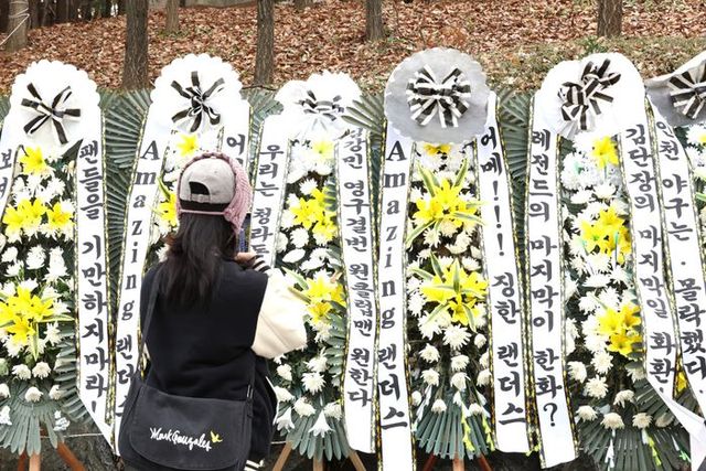 인천SSG 랜더스필드 앞에 펼쳐진 조화. ⓒ 뉴시스