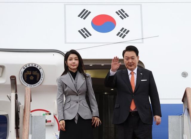 네덜란드를 국빈 방문하는 윤석열 대통령과 부인 김건희 여사가 11일 경기도 성남 서울공항에 도착해 공군 1호기 탑승에 앞서 인사를 하고 있다. ⓒ뉴시스