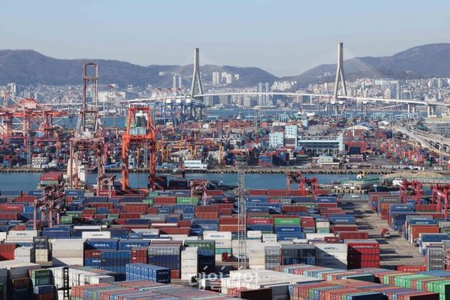 부산 남구 신선대(사진 아래) 및 감만(위) 부두 야적장에 컨테이너가 가득 쌓여 있다. ⓒ뉴시스