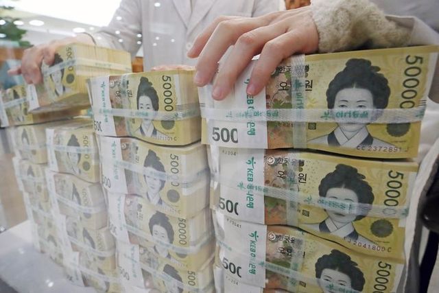 서울 중구 하나은행 위변조대응센터에서 직원이 5만원권 지폐를 정리하고 있다. ⓒ뉴시