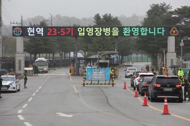 강원도 원주시 육군 제36보병사단 위병소 앞에서 부대 관계자들이 부대 출입이 가능한 입영 장병 여부를 확인하고 있다(자료사진). ⓒ뉴시스