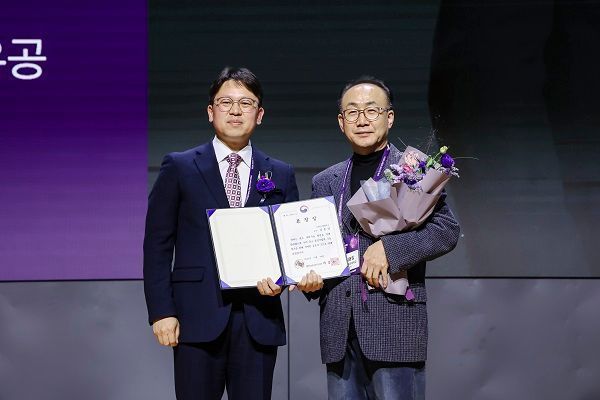 ⓒ과학기술정보통신부장관 표창장을 수상한 두원공대 김동일 교수
