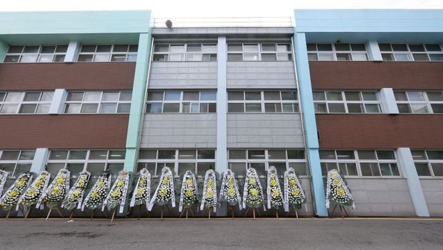 7월 27일 종로구 서울특별시 중부교육지원청 앞에 6개월 전 극단적 선택을 한 서울 사립초등학교 교사 A씨를 추모하는 화환이 놓여있다.ⓒ연합뉴스