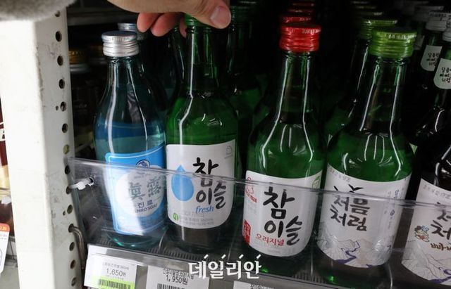 서울 시내 편의점에 진열된 소주. ⓒ뉴시스