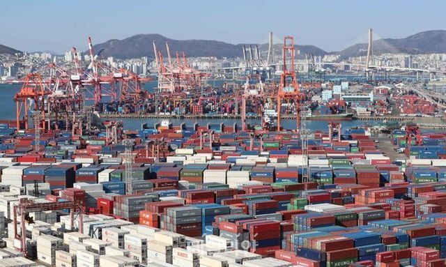 부산 남구 부두에 컨테이너들이 쌓여있다. ⓒ뉴시