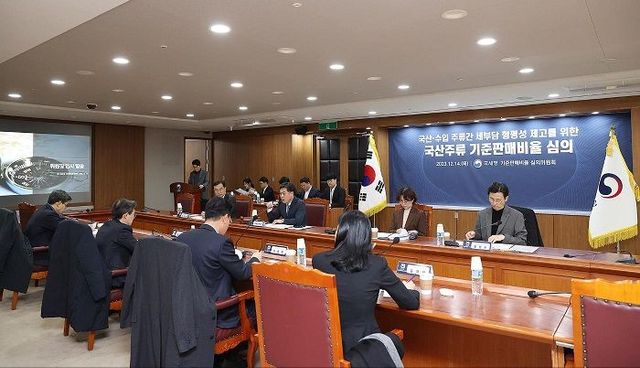 안건을 논의 중인 기준판매비율 심의회 모습. ⓒ국세청