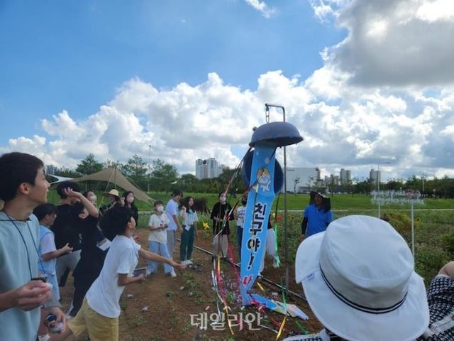 농촌진흥청 국립식량과학원에서 운영하는 치유농업 프로그램에 참여한 초등학생들이 체험활동을 하고 있다. ⓒ농촌진흥청