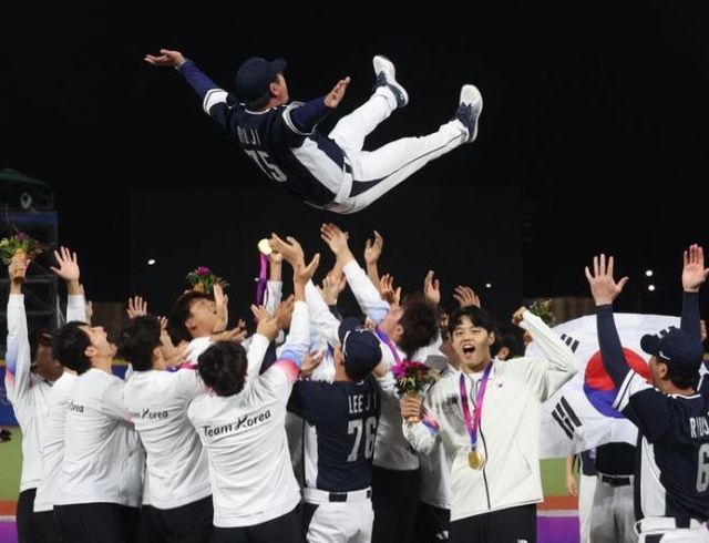 항저우 아시안게임 금메달 획득한 한국 야구대표팀. ⓒ 뉴시스