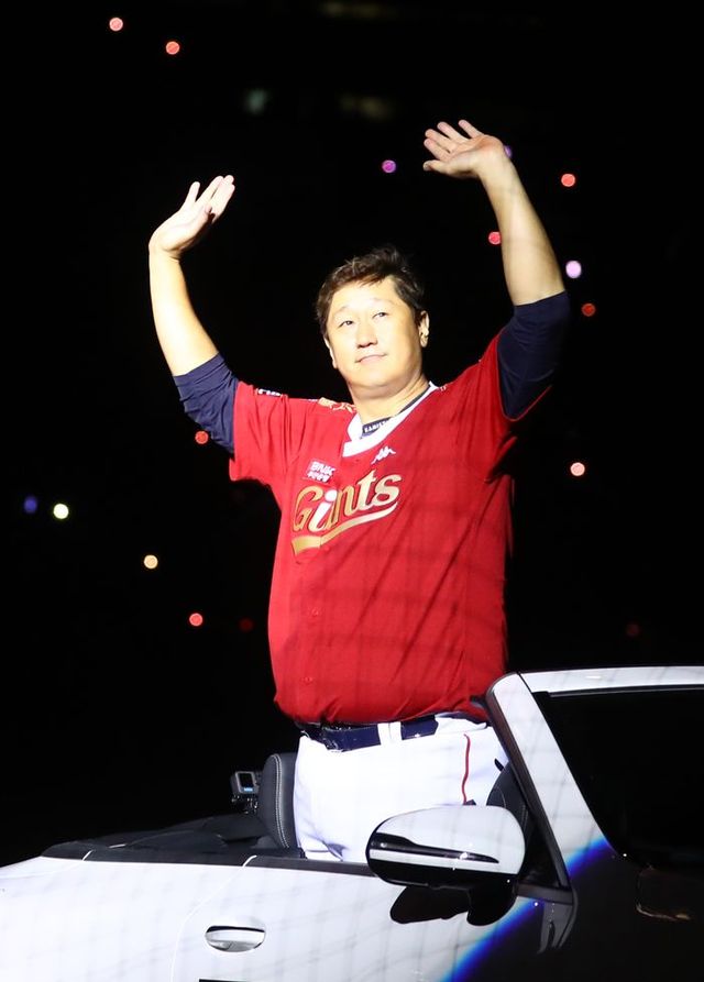 은퇴시즌 가을야구 무대를 밟지 못한 이대호. ⓒ 뉴시스