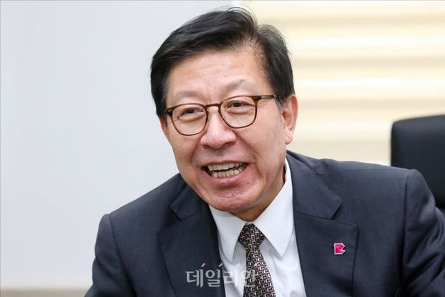 박형준 부산시장이 18일 오후 서울 여의도 부산광역시 서울본부에서 데일리안과 인터뷰를 하고 있다. ⓒ데일리안 홍금표 기자