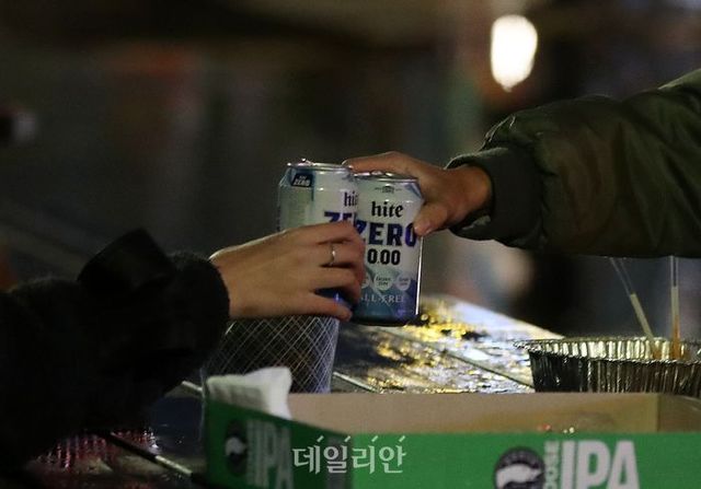 서울 여의도 한강공원에서 시민들이 맥주를 마시고 있다. ⓒ뉴시스