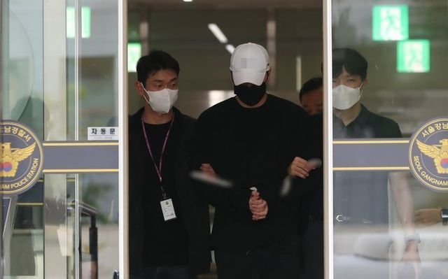 향정신성의약품을 투약한 채 롤스로이스 차량을 몰다 행인을 치어 중상을 입힌 20대 남성 신 모씨가 18일 오전 서울 강남구 강남경찰서에서 검찰로 송치되고 있다.ⓒ뉴시스