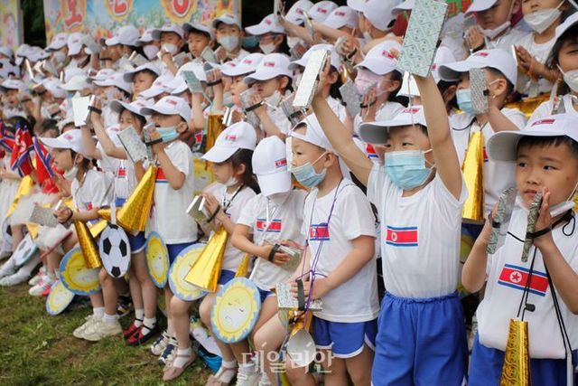 북한 평양 태송산유원지에서 열린 제73주년 국제어린이날 기념행사에서 어린이들이 응원하는 모습. ⓒ뉴시스
