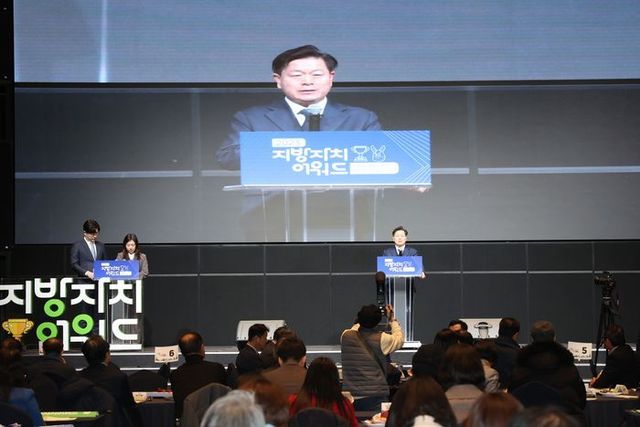 박승원 광명시장이 19일 ‘2023 지방자치어워드 시상식’에서 인사말을 하고 있다.ⓒ광명시 제공