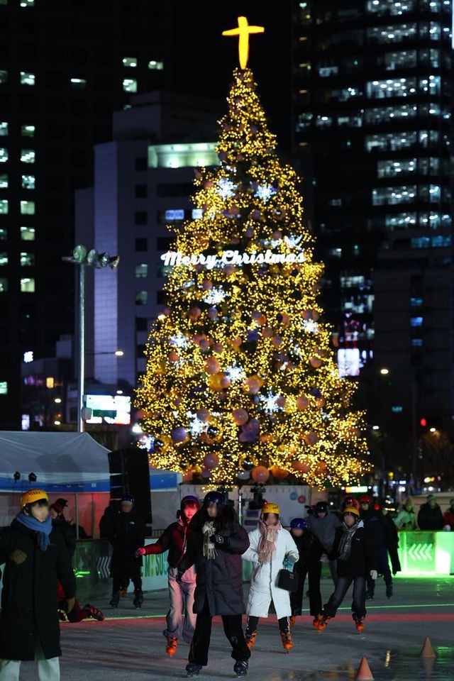 올겨울 최강 추위가 몰아 친 22일 개장한 서울 중구 서울광장 스케이트장에서 시민들이 크리스마스트리와 함께 야간 스케이트를 즐기고 있다.ⓒ연합뉴스