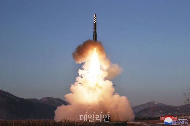 고체연료 엔진이 적용된 북한의 신형 대륙간탄도미사일(ICBM) 화성-18형(자료사진) ⓒ조선중앙통신