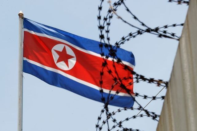 철조망 너머로 북한 인공기가 나부끼고 있다(자료사진). ⓒAP/뉴시스