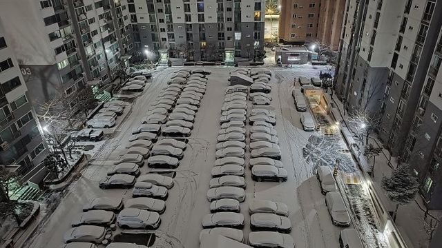24일 오전 6시쯤 서울 구로구에 내린 눈으로 아파트단지에 주차된 차량들이 눈에 뒤덮여있다. ⓒ데일리안 김인희 기자