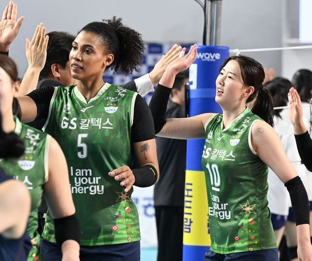 팀 승리를 이끈 강소휘와 실바. ⓒ KOVO