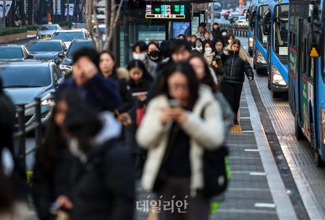 서울 종로구 광화문네거리에서 시민들이 출근을 하고 있다. ⓒ뉴시스
